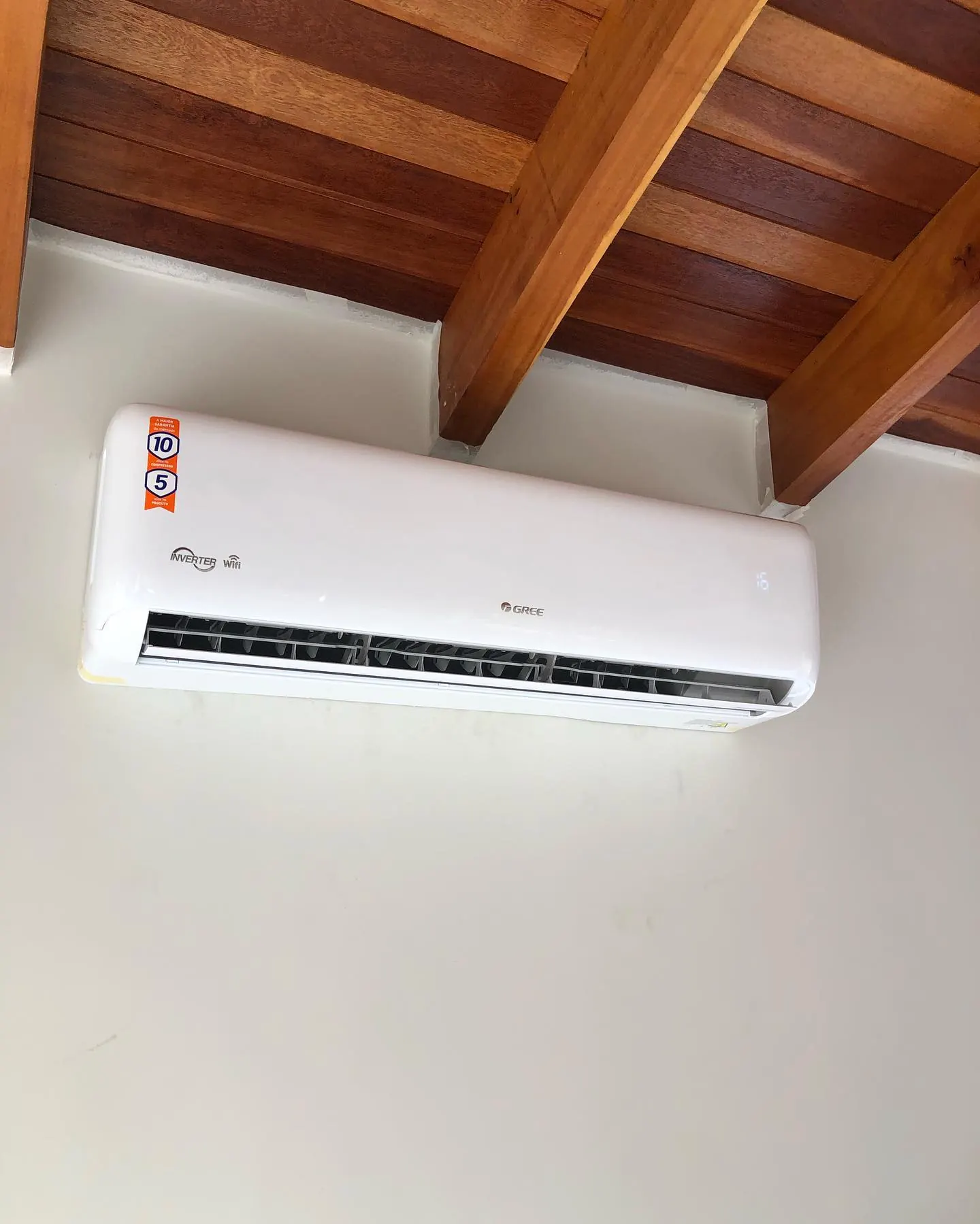 Split Gree inverter de 24 mil BTUs instalado sob um forro de madeira