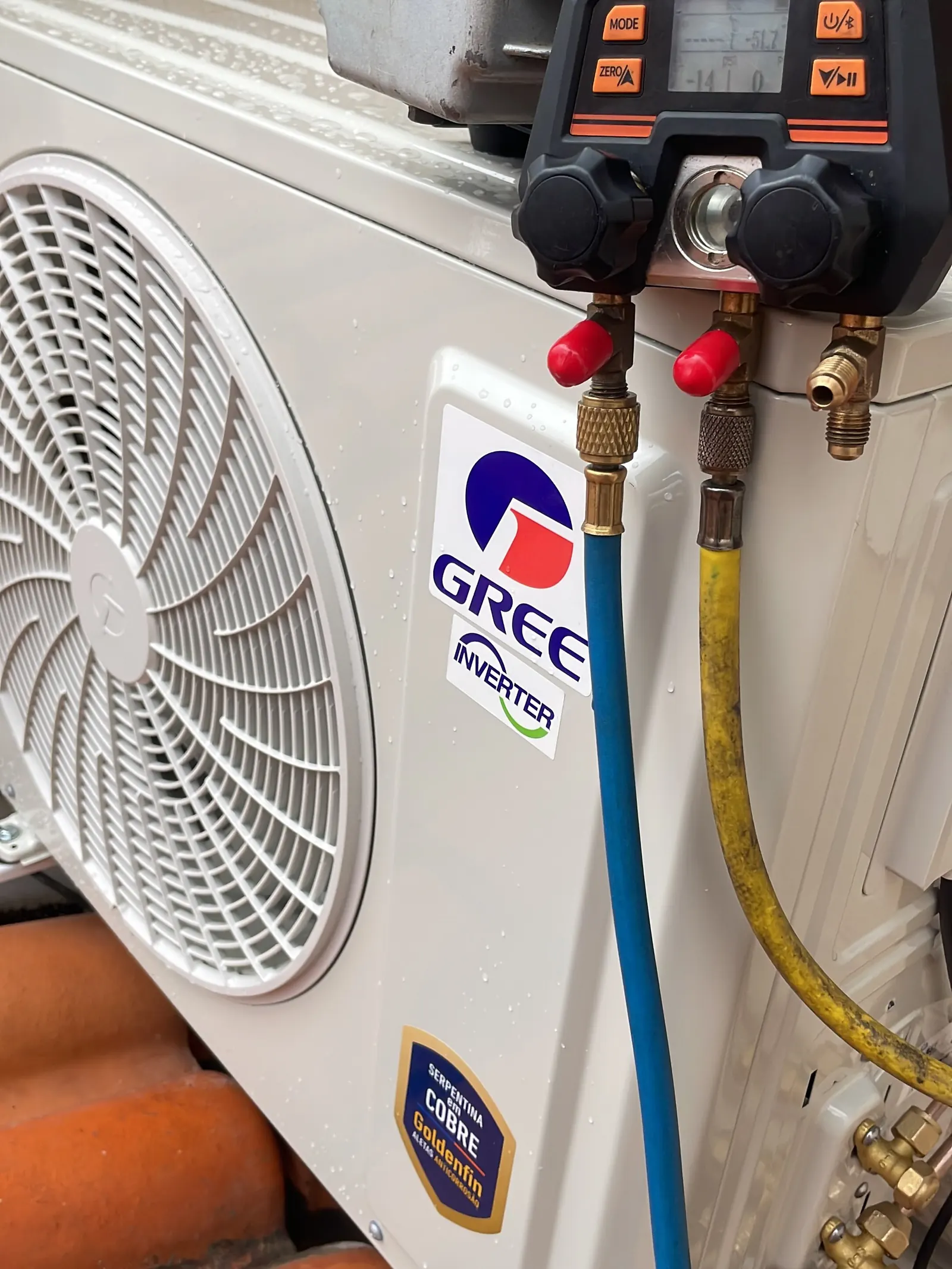 Manifold digital ligado às válvulas de uma condensadora Gree inverter