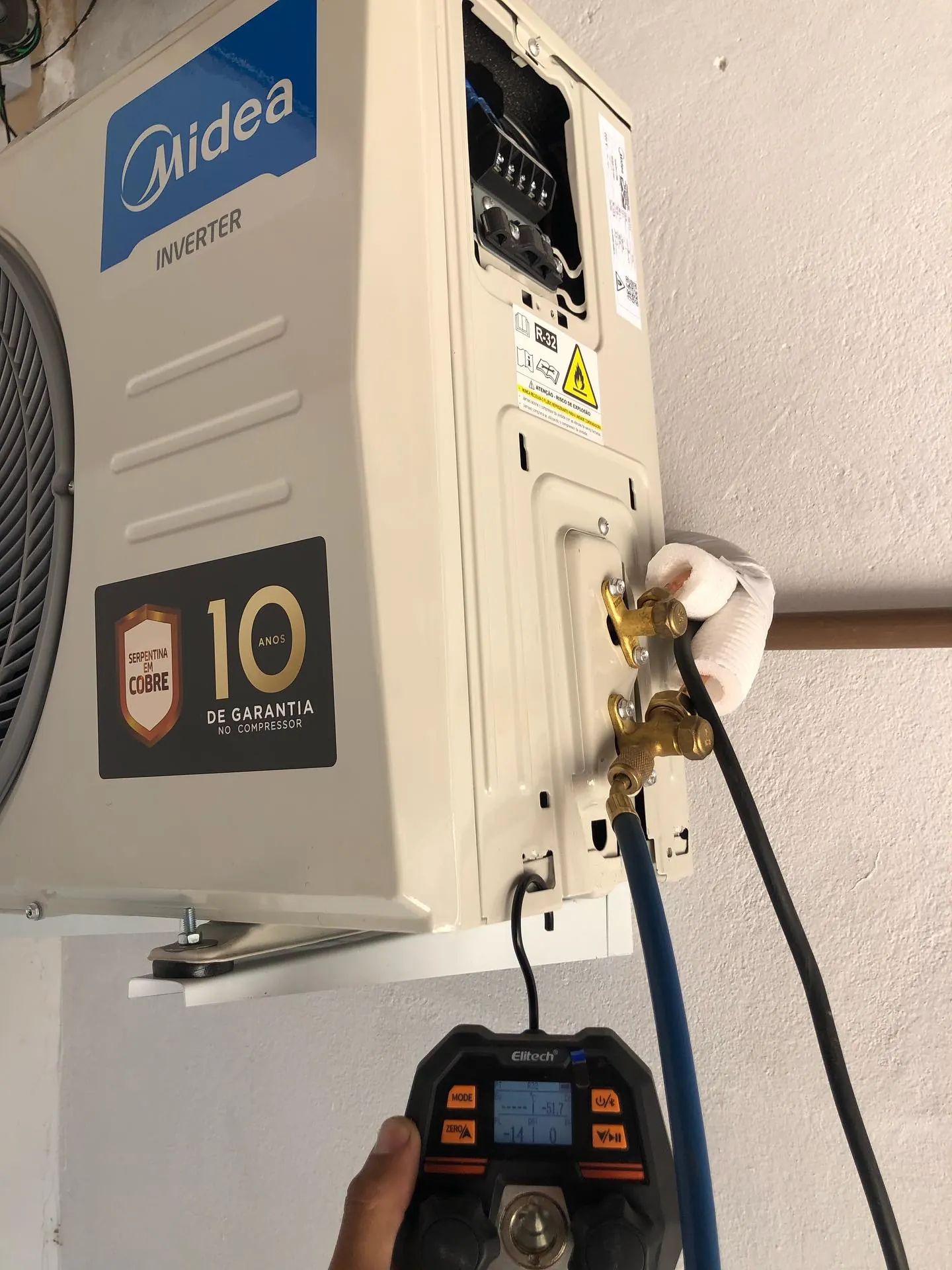 Condensadora Midea inverter com as mangueiras do manifold conectadas nas válvulas