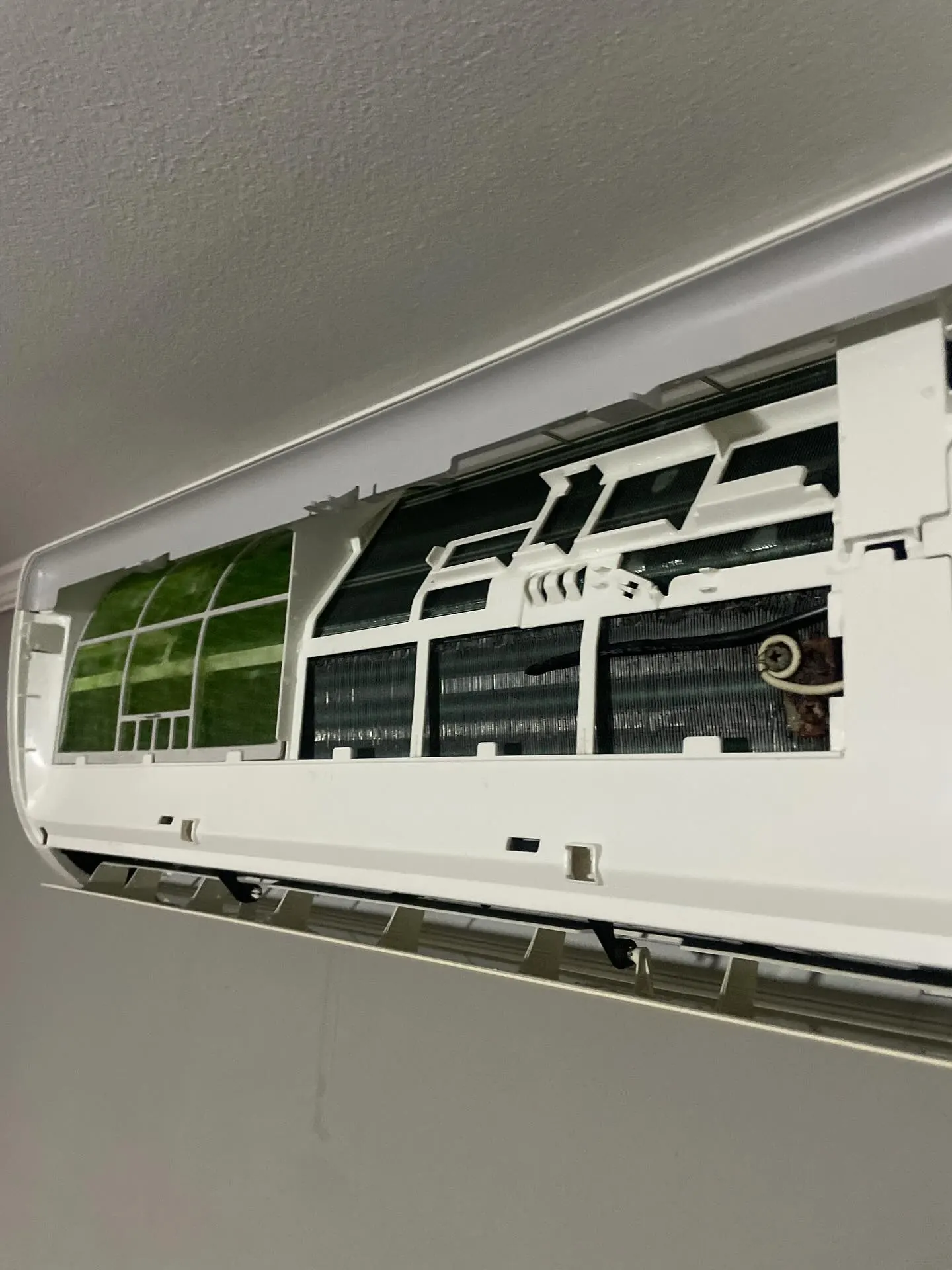 Split Samsung inverter aberto, sem os filtros, para a higienização